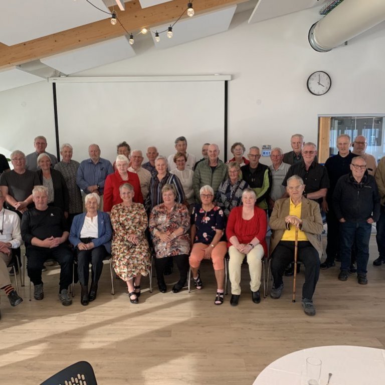 Fyrrverandi starfsfólk Rafveitu Akureyrar ásamt mökum í afmæliskaffi. 100 ára afmæli rafveitu á Akureyri (Mynd: Gunnur Ýr Stefánsdóttir)