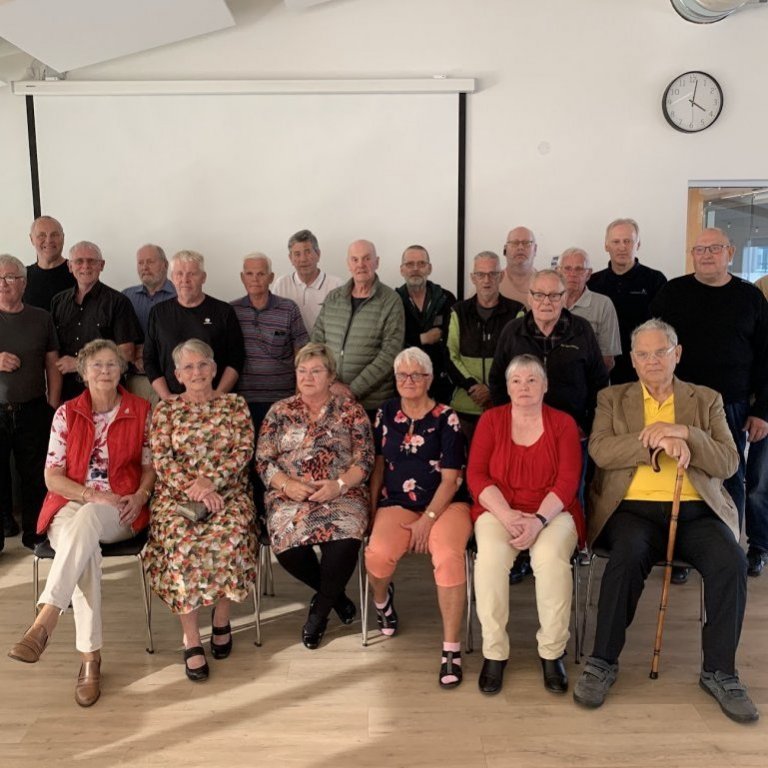 Fyrrverandi starfsfólk Rafveitu Akureyrar í afmæliskaffi v/100 ára afmæli rafveitu á Akureyri (Mynd: Gunnur Ýr Stefánsdóttir)