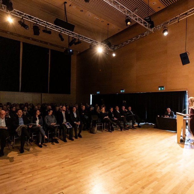 Ásthildur Sturludóttir, bæjarstjóri Akureyrarbæjar, setur ársfund