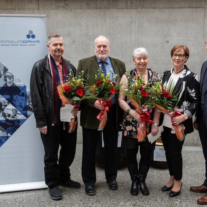 Starfsfólk heiðrað. 
Frá vinstri: Hreinn Grétarsson, Jósep Sigurjónsson, Iðunn Baldursdóttir, Anna María Halldórsdóttir og Helgi Jóhannesson forstjóri Norðurorku