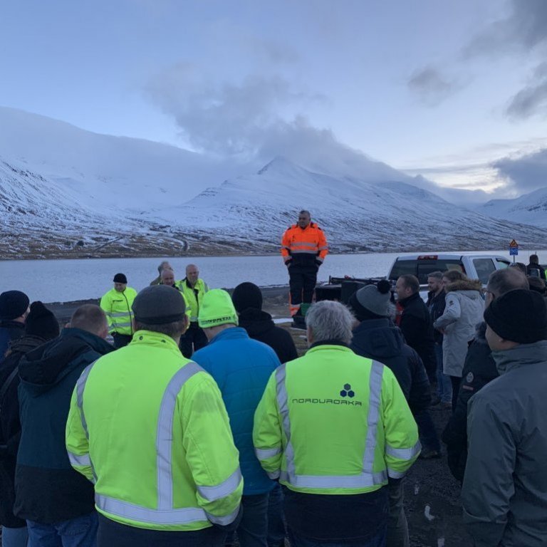 Kynnisferð starfsfólks haustið 2022. Ingvi Óskarsson sagði frá borun hitastigulshola á Ólafsfirði. (Mynd: Gunnur Ýr Stefánsdóttir)