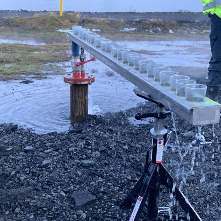 Kynnisferð starfsfólks haustið 2022.Holutoppur á einni hitastigulsholu sem lofar góður. Heimasmíðaður glasahaldari sem Ingvi hafði smíðað og sett upp í tilefni heimsóknarinnar. (Mynd: Gunnur Ýr Stefánsdóttir)