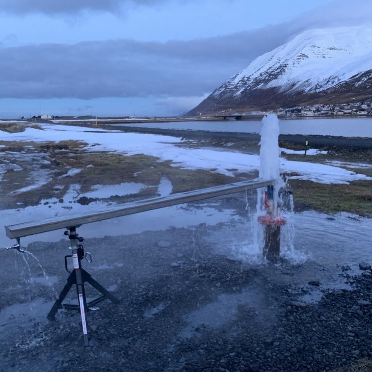 Kynnisferð starfsfólks haustið 2022.Holutoppur á einni hitastigulsholu sem lofar góður. Heimasmíðaður glasahaldari sem Ingvi hafði smíðað og sett upp í tilefni heimsóknarinnar. (Mynd: Gunnur Ýr Stefánsdóttir)