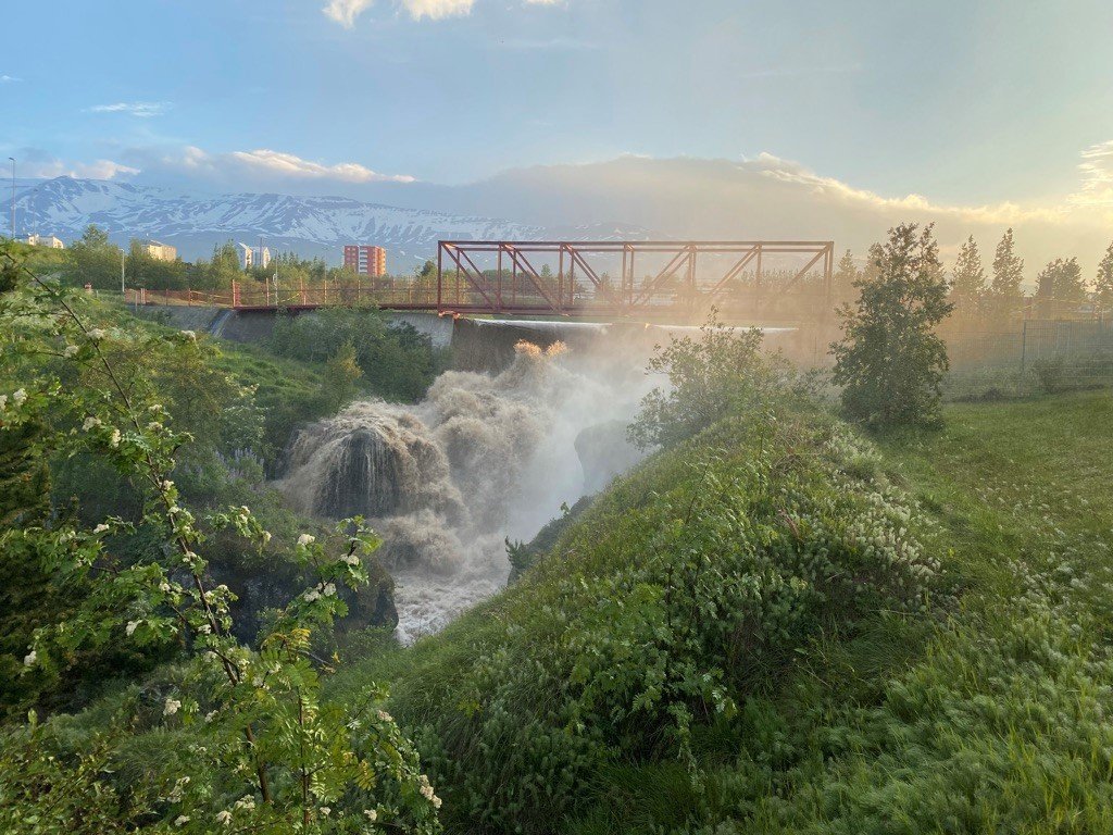 Göngubrú og yfirfall við Glerárvirkjun I að kvöldi 30. júní 2021. (Mynd: Ólafur Rúnar Ólafsson)