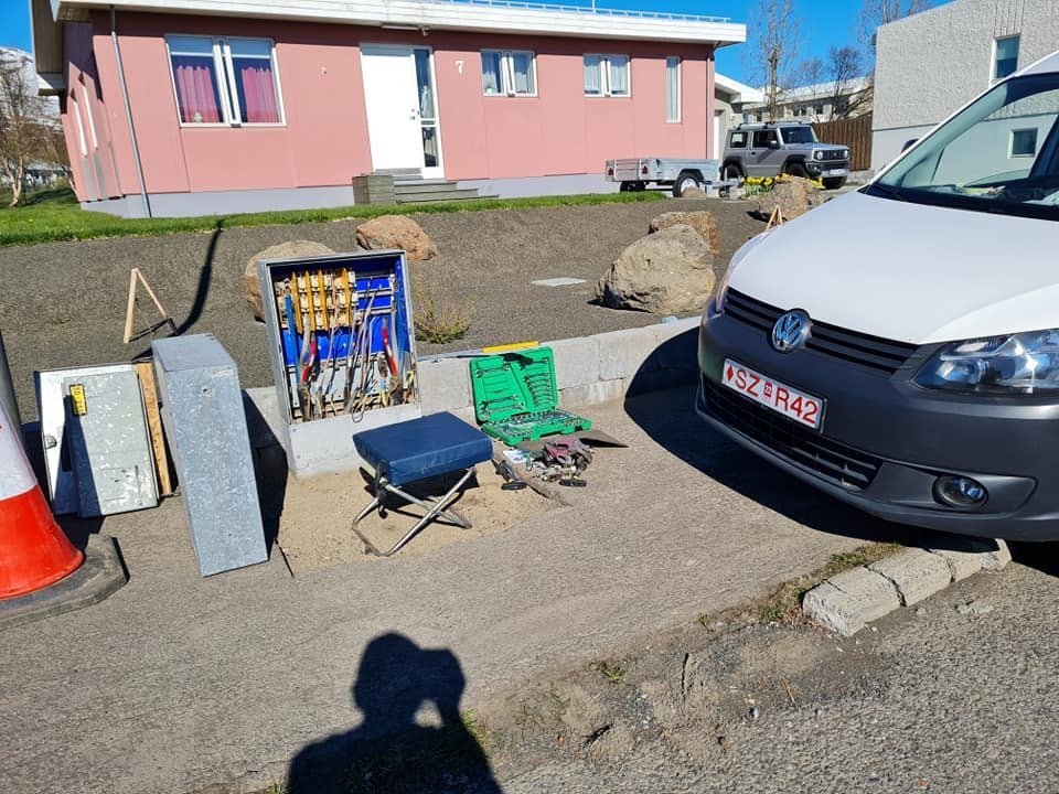 Unnið við götuskáp í vorblíðu (Mynd: Frosti Frostason)