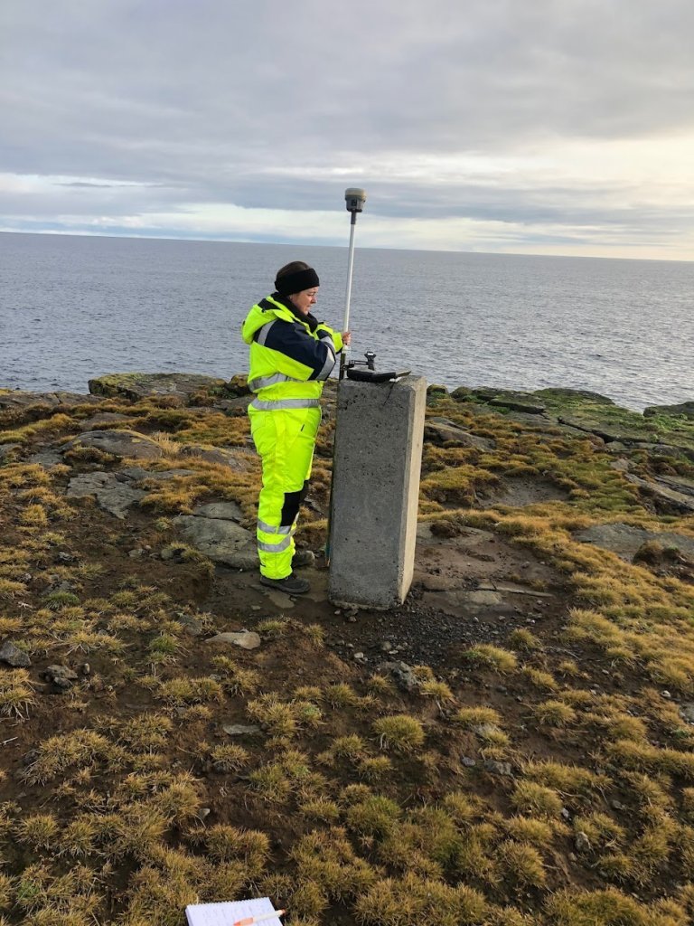 Guðlaug við störf út í Grímsey (Mynd: Hörður Hafliði Tryggvason)