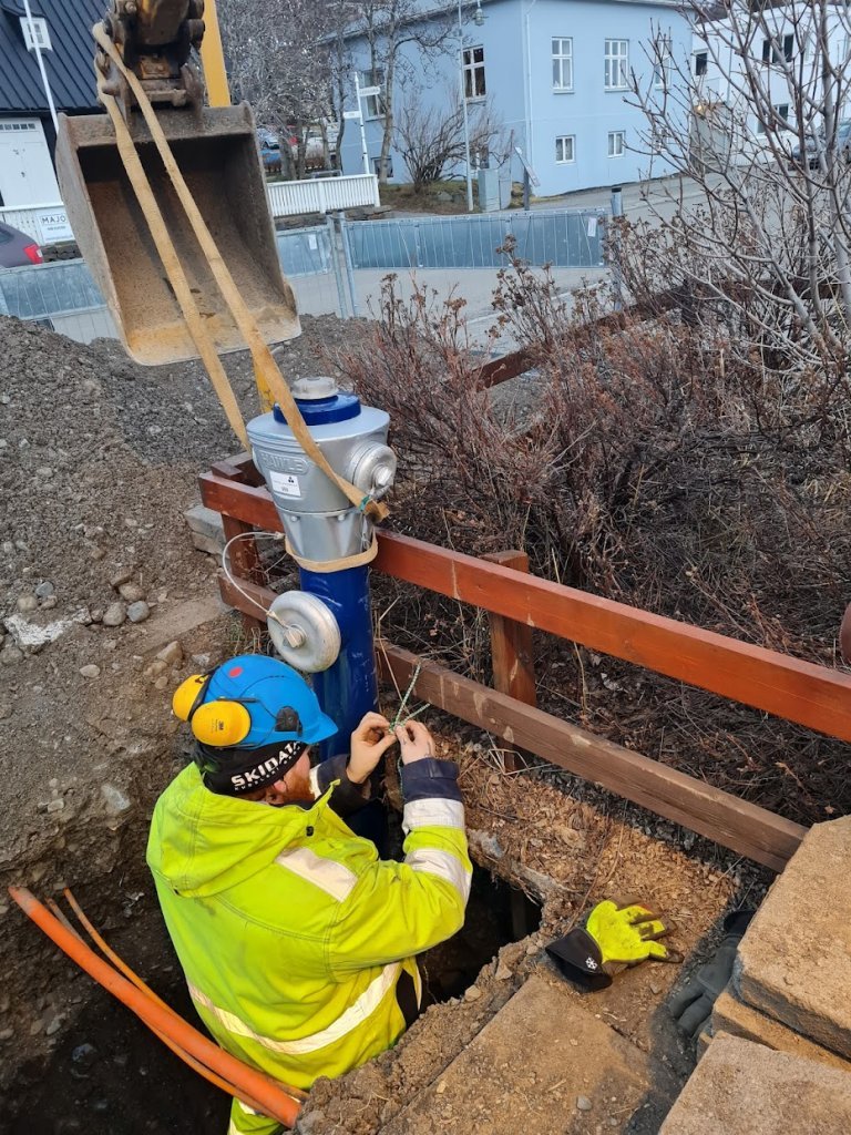 Unnið við brunahana (Mynd: Páll Árdal) 