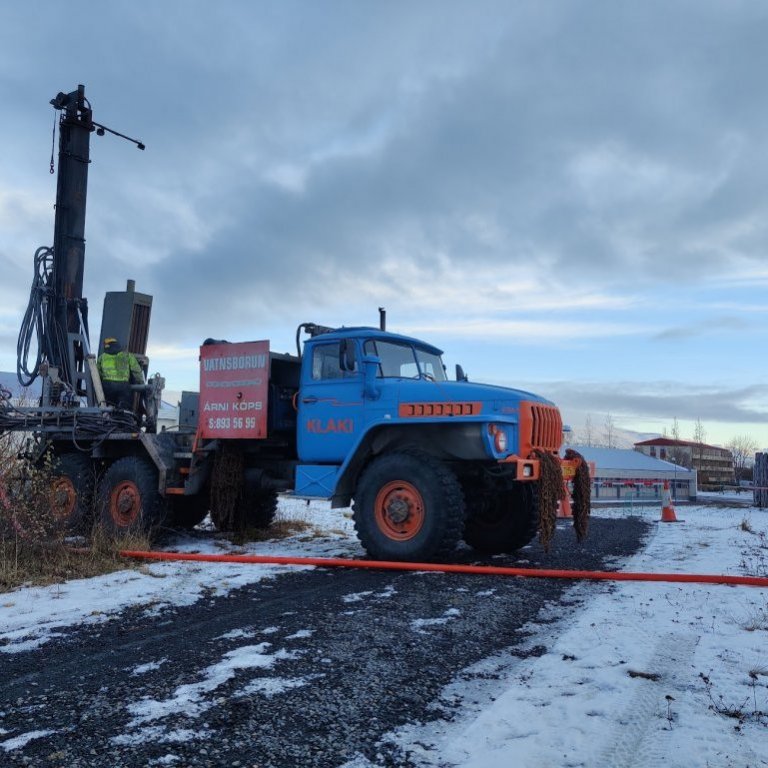 Hitastigulshola boruð við Síðuskóla. (Mynd: Hjalti Steinn Gunnarsson)