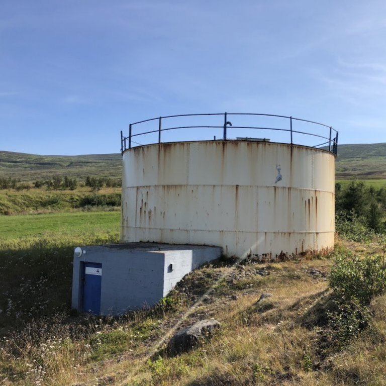 Endurnýjun vatnsveitutanks á Svalbarðsströnd. Eldri tankurinn, 400m3, var kominn til ára sinna eins og sjá má.  (Mynd: Hörður Hafliði Tryggvason)
