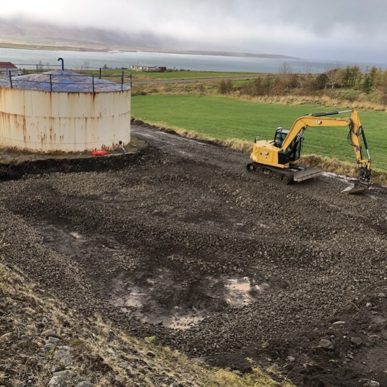 Endurnýjun vatnsveitutanks á Svalbarðsströnd. (Mynd: Hörður Hafliði Tryggvason)