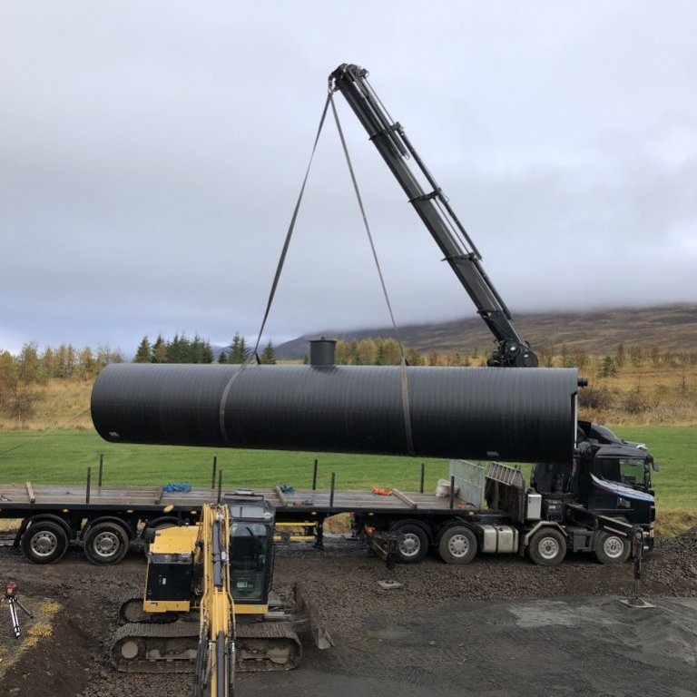 Endurnýjun vatnsveitutanks á Svalbarðsströnd. Röraverksmiðjan Set á Selfossi smíðaði sex nýja tanka í stað þess gamla. Hver tankur er 12,5m langur og 2m í þvermál og rúmar því um 39m3. (Mynd: Hörður Hafliði
