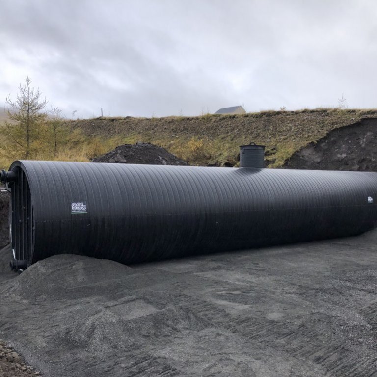 Endurnýjun vatnsveitutanks á Svalbarðsströnd. Röraverksmiðjan Set á Selfossi smíðaði sex nýja tanka í stað þess gamla. Hver tankur er 12,5m langur og 2m í þvermál og rúmar því um 39m3. (Mynd: Hörður Hafliði Tryggvason)