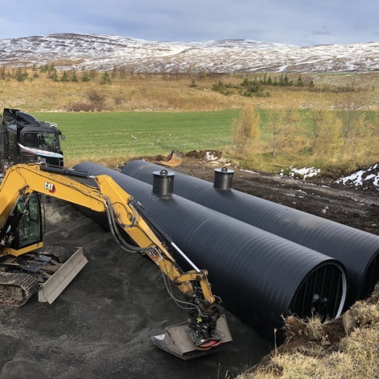 Endurnýjun vatnsveitutanks á Svalbarðsströnd. Verið að koma nýju tönkunum fyrir. (Mynd: Hörður Hafliði Tryggvason)
