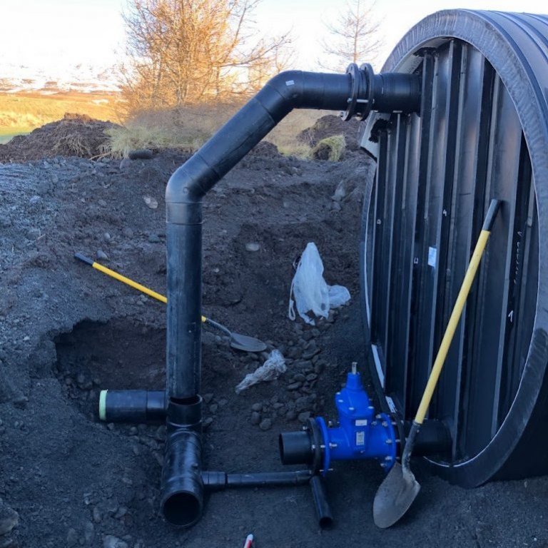 Endurnýjun vatnsveitutanks á Svalbarðsströnd. Nýjir tankar verða tengdir við lokahúsið sem nýtt verður áfram. (Mynd: Hörður Hafliði Tryggvason)