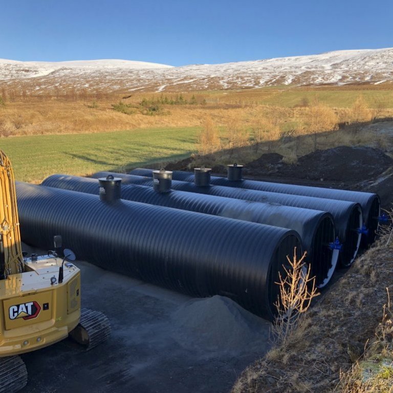 Endurnýjun vatnsveitutanks á Svalbarðsströnd. Búið að koma fjórum af sex tönkum fyrir en þeir verða svo tengdir við lokahúsið (sem sjá má á fyrstu myndinni) en það verður nýtt áfram. (Mynd: Hörður Hafliði Tryggvason)