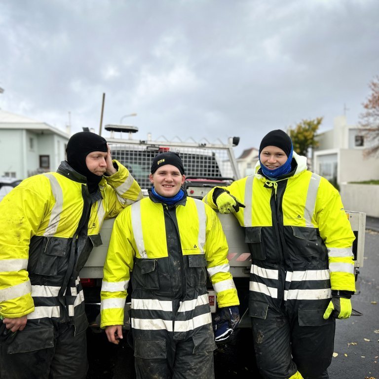 Það sést ekki vel á mynd en þarna var hífandi rok og ´urkoma enda appelsínugul viðvörun. Þessir létu haustlægðina þó ekki á sig fá enda spyrja verkefnin ekki um veður.